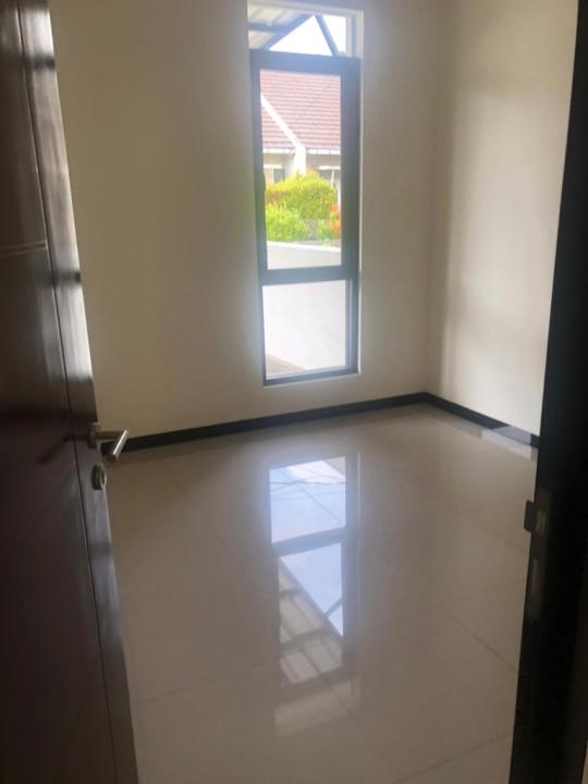 Dikontrakkan Rumah Murah di Taman Kopo Indah, Bandung, LT 110m²