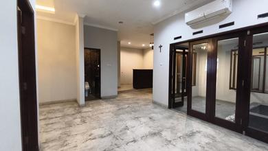 Hunian Elegan di Singgasana, Bandung, 5 KT, LT 180m²