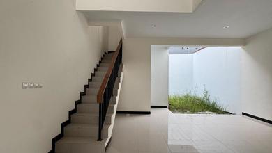 Kesempatan Rumah di Taman Kopo Indah, Bandung, LB 150m², Harga 1,8 Miliar