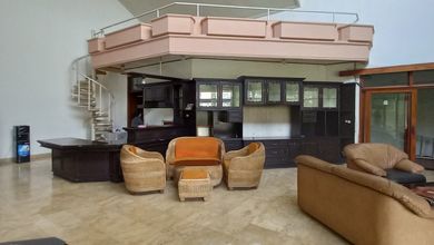 Rumah Elegan di Soekarno Hatta, Bandung, 3 Kamar Tidur, LT 605m²