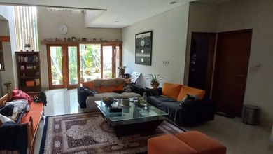Rumah Mewah di Kawasan Mekar Wangi, Bandung, LB 255m², Harga 4,9 Miliar