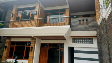 Kesempatan Eksklusif, rumah Mewah di Holis Cigondewah, Bandung, LB 825m²