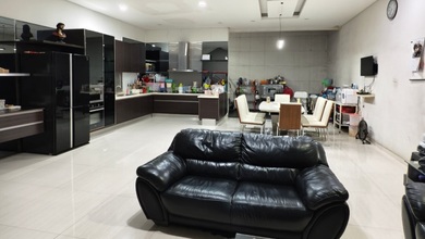 Rumah Elegan di Taman Kopo Indah, Bandung, 5 Kamar Tidur, LT 165m²