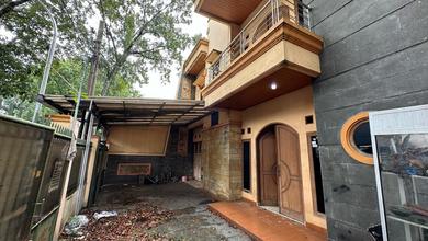 Rumah Mewah di Pajajaran, Bandung, 8 Kamar Tidur, LT 182m²